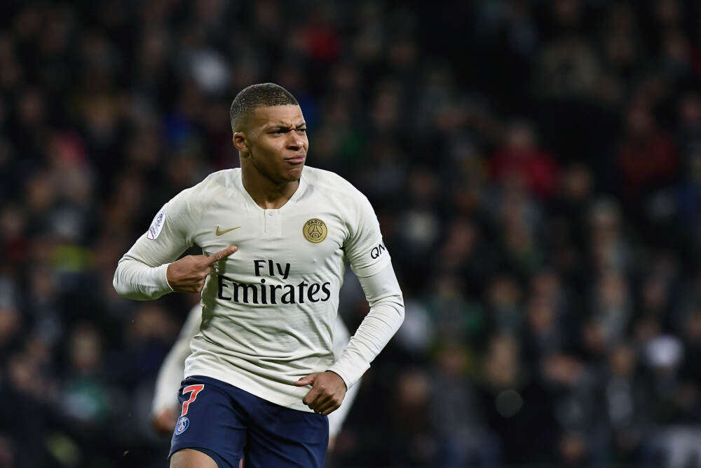 明星都爱金饰玄学，王子文巴黎街拍藏巧思！